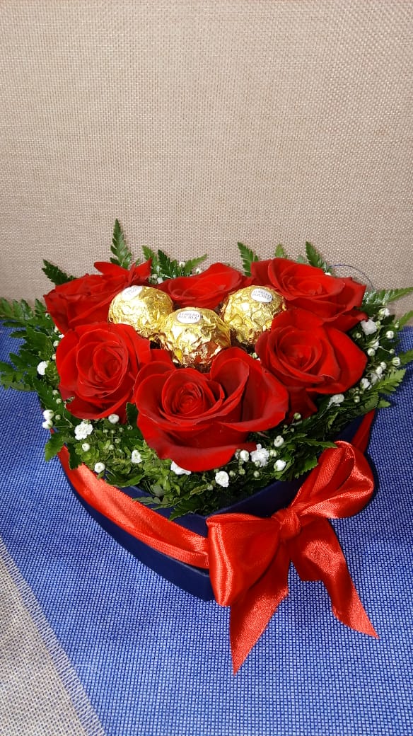 Caja Corazón 6 Rosas y 3 Bombones Ferrero Rocher